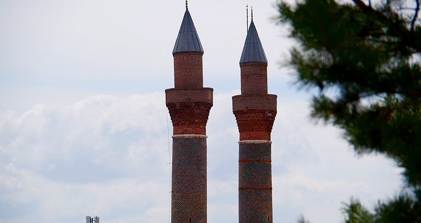 Çifte Minareli Medrese Resim